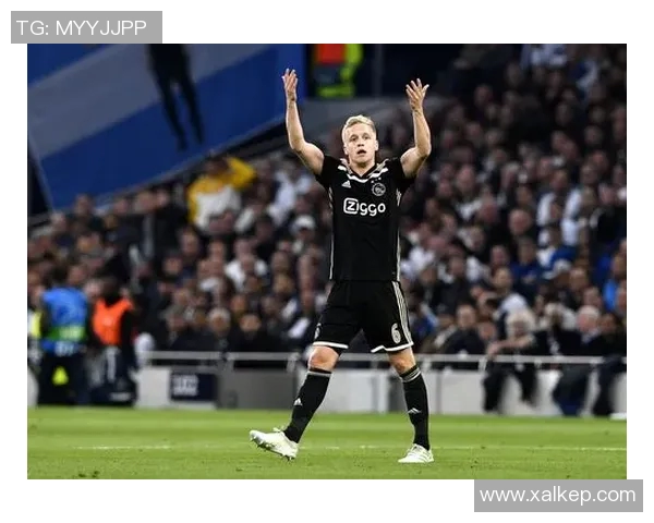 阿贾克斯足球明星的辉煌历程与未来展望解析